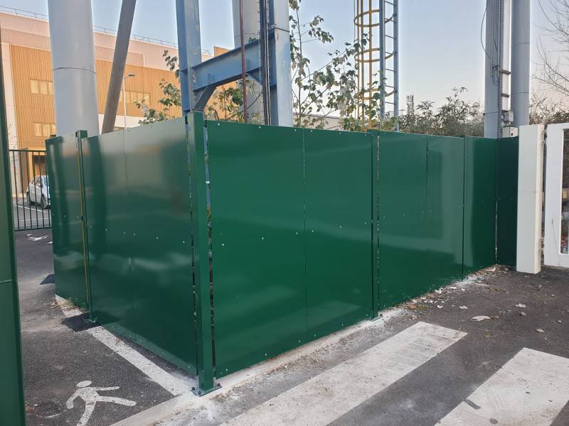 Fabrication d'une barrière occultante pleine sur un site industriel à Saint Fons