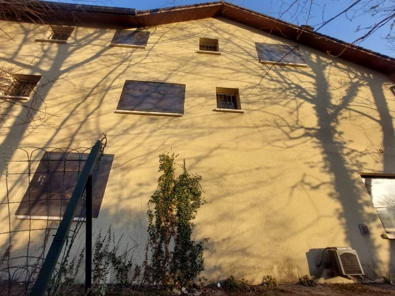 Mise en sécurité d'un bâtiment avec condamnation de toutes les ouvertures avant sa démolition sur Ferney Voltaire