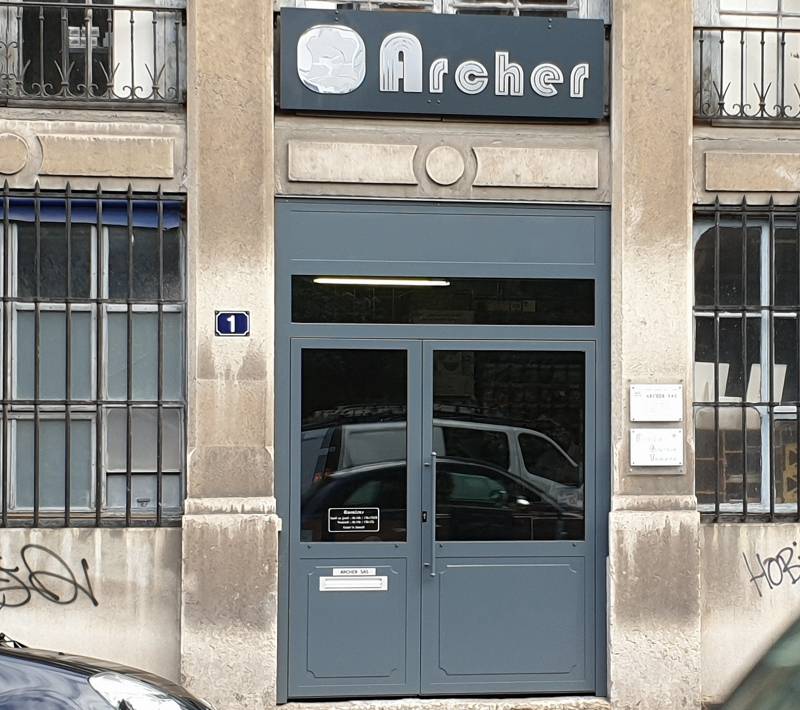 Fabrication et pose d'une porte en acier/verre sur mesure en plein centre de Lyon