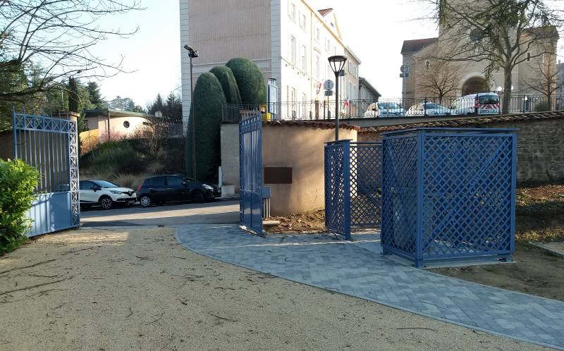 Fabrication et pose de parevues et rénovation d'une entrée de résidence à Charbonnières les Bains