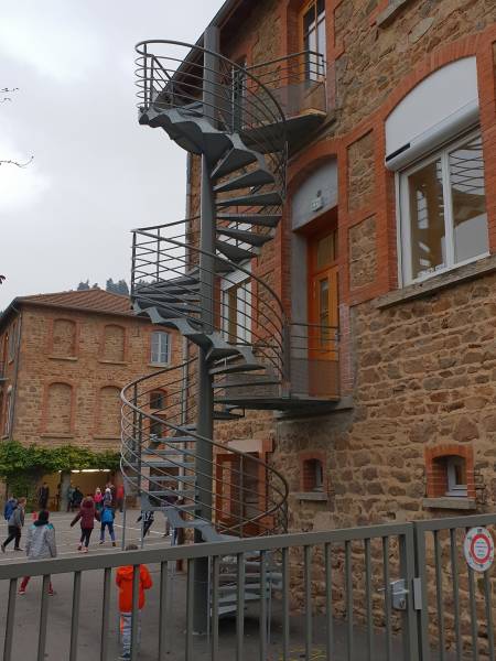 Conception et pose d'un escalier de secours sur mesure à Grandris (Vallée d'Azergues)