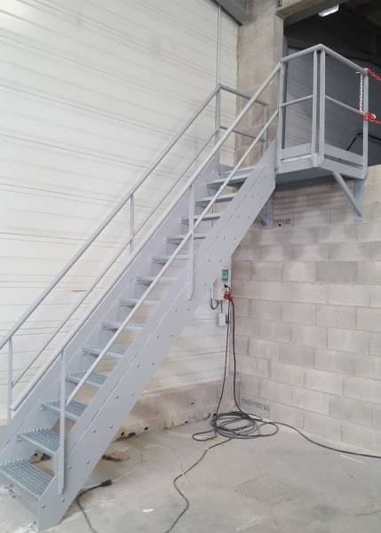 Réalisation de 2 types d'escaliers industriels sur mesure à Arnas