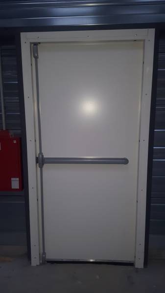 Pose de portes en acier sur mesure pour des bâtiments industriels sur le département du Rhône Alpes