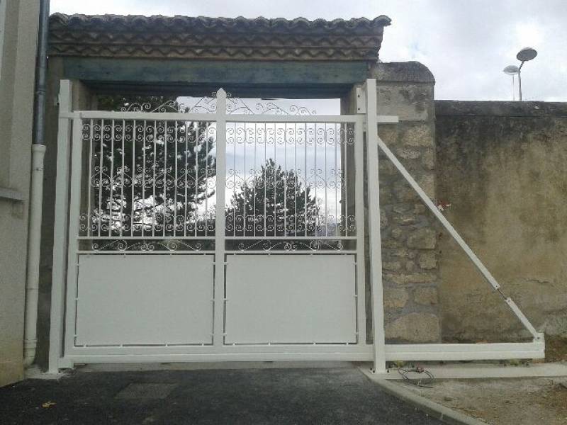 Fabrication de portail sur mesure pour cloturer des terrains sur la commune de Mornant