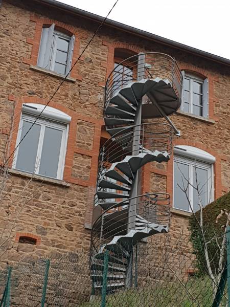 Conception et pose d'un escalier de secours sur mesure à Grandris (Vallée d'Azergues)