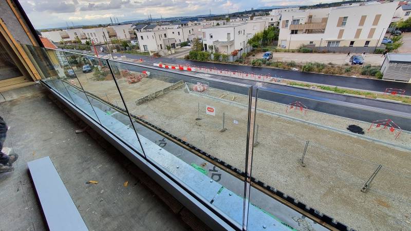 Conception et Installation d'un garde-corps en verre dans un immeuble sur la commune de Saint Priest