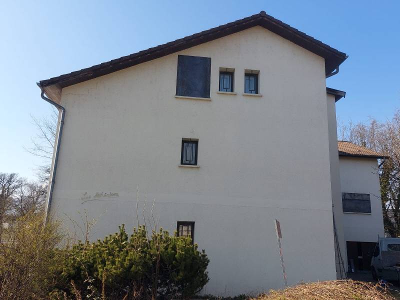 Mise en sécurité d'un bâtiment avec condamnation de toutes les ouvertures avant sa démolition sur Ferney Voltaire