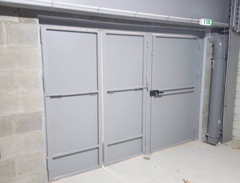 Conception, fabrication, et pose de système d'ouverture de porte métallique sur mesure à Arnas