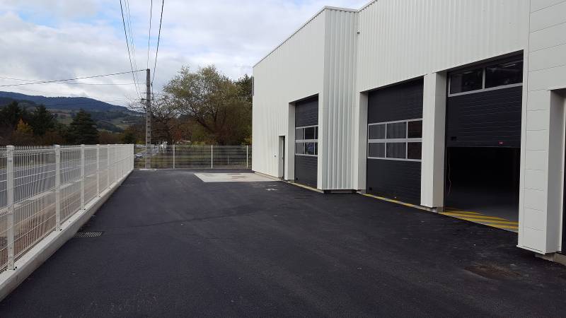 Conception et installation d'une porte sectionnelle manuelle pour un garage à Lamure sur Azergues