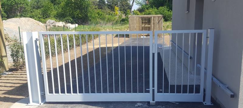 Fabrication et pose de portails sur mesure dans un lotissement à Vénissieux