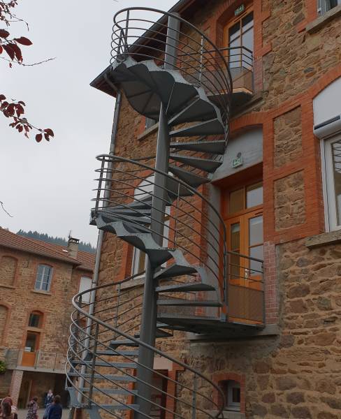 Conception et pose d'un escalier de secours sur mesure à Grandris (Vallée d'Azergues)