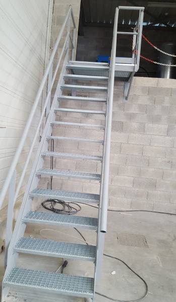Réalisation de 2 types d'escaliers industriels sur mesure à Arnas