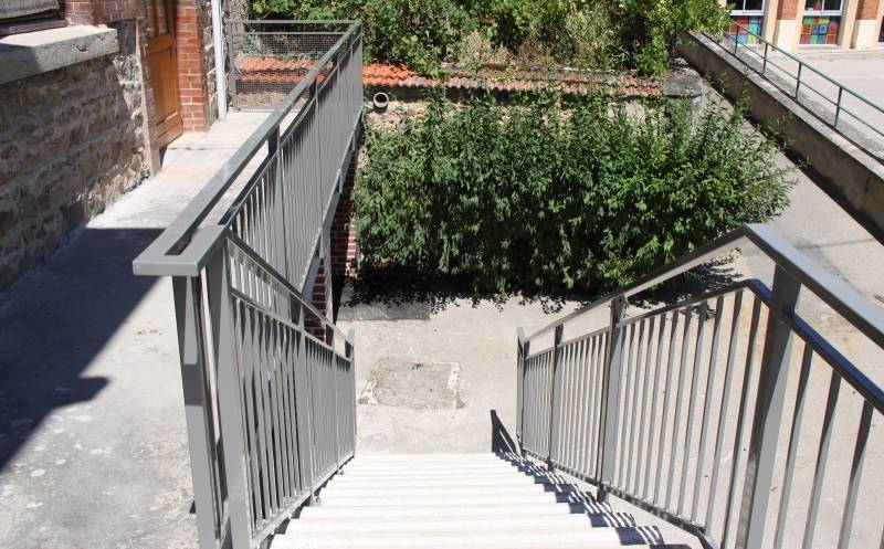 Réalisation de structures métalliques sur mesure pour l'école municipale de Grandris