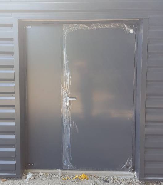 Pose de portes en acier sur mesure pour des bâtiments industriels sur le département du Rhône Alpes