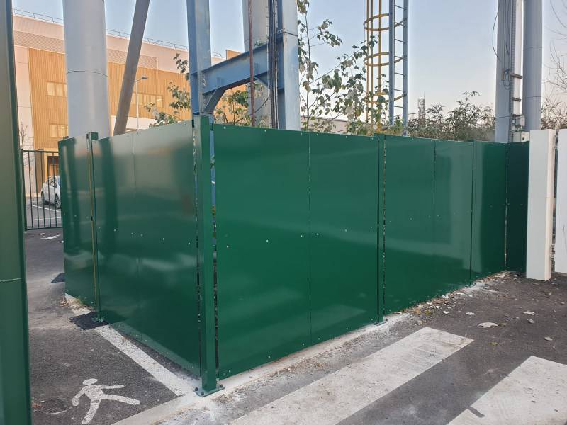 Fabrication d'une barrière occultante pleine sur un site industriel à Saint Fons