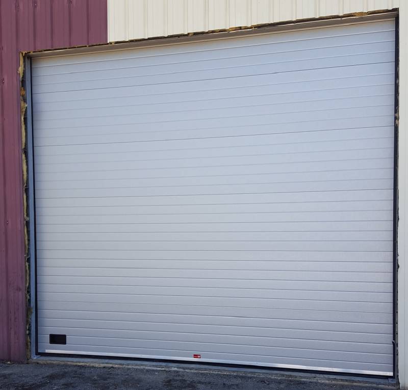 Fourniture et pose d'une porte sectionnelle motorisée dans la vallée d'Azergues