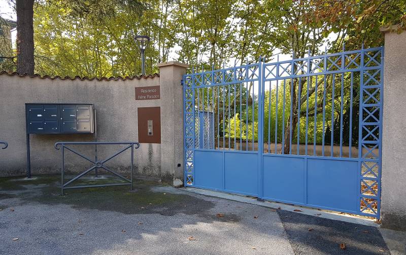 Fabrication et pose de parevues et rénovation d'une entrée de résidence à Charbonnières les Bains