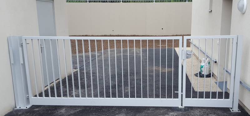 Fabrication et pose de portails sur mesure dans un lotissement à Vénissieux