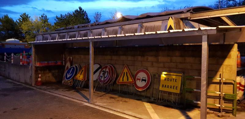 Pose d'un abri sur mesure pour un exploitant autoroutier à Caluire