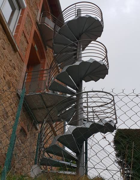 Conception et pose d'un escalier de secours sur mesure à Grandris (Vallée d'Azergues)