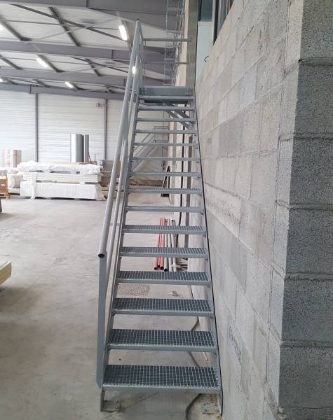 Réalisation de 2 types d'escaliers industriels sur mesure à Arnas