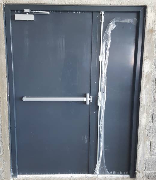 Pose de portes en acier sur mesure pour des bâtiments industriels sur le département du Rhône Alpes