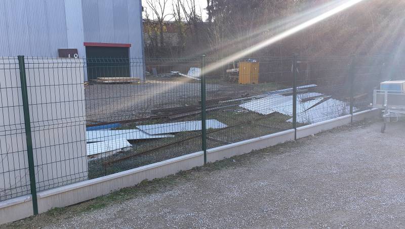 Fourniture et pose de clôture pour fermer un parking à Lamure sur Azergues