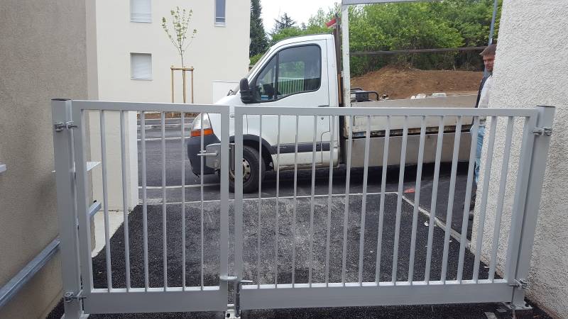 Fabrication et pose de portails sur mesure dans un lotissement à Vénissieux