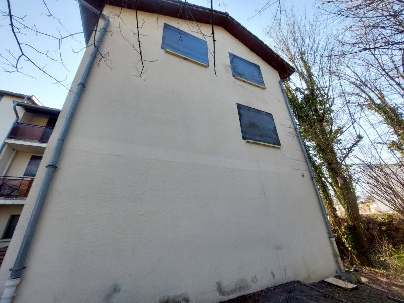 Mise en sécurité d'un bâtiment avec condamnation de toutes les ouvertures avant sa démolition sur Ferney Voltaire