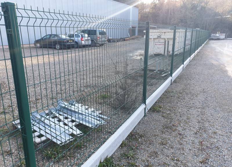 Fourniture et pose de clôture pour fermer un parking à Lamure sur Azergues