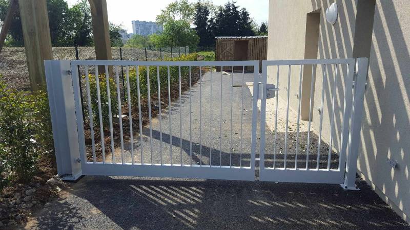 Fabrication et pose de portails sur mesure dans un lotissement à Vénissieux