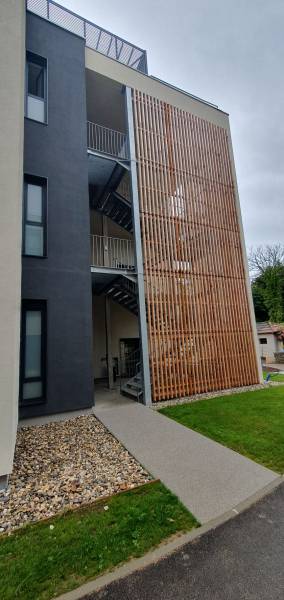 Fabrication de plusieurs escaliers métalliques extérieurs sur mesure pour une maison médicale spécialisée à Claveisolles