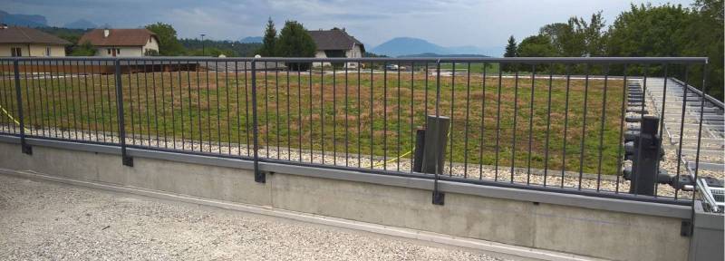 Installation de clôtures sur commande pour le toit d'un site industriel à Bro