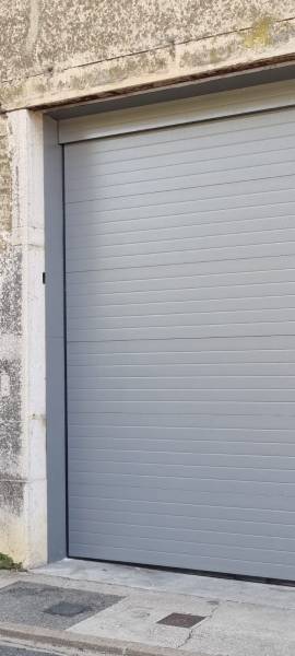 Installation d'une porte sectionnelle industrielle motorisée dans l'ain