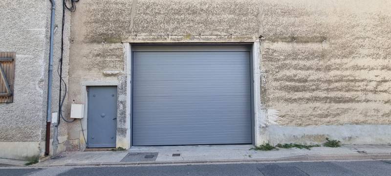 Installation d'une porte sectionnelle industrielle motorisée dans l'ain