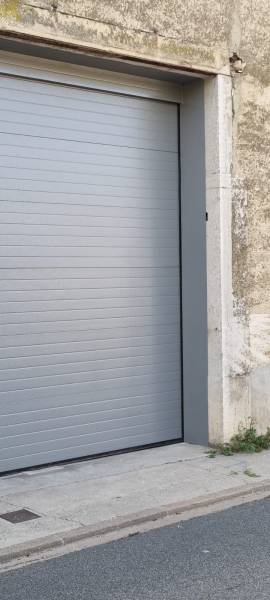 Installation d'une porte sectionnelle industrielle motorisée dans l'ain