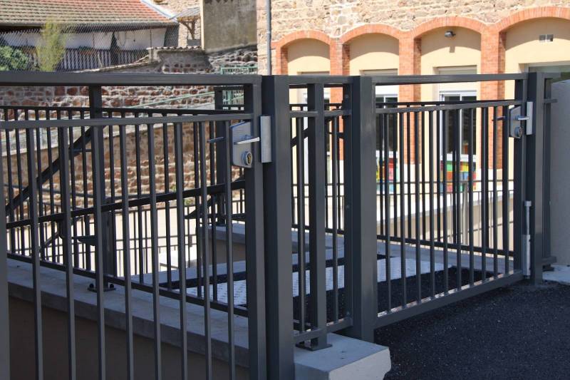 Pose de clôtures sur mesure pour une école maternelle adaptée aux enfants à Saint Vérand