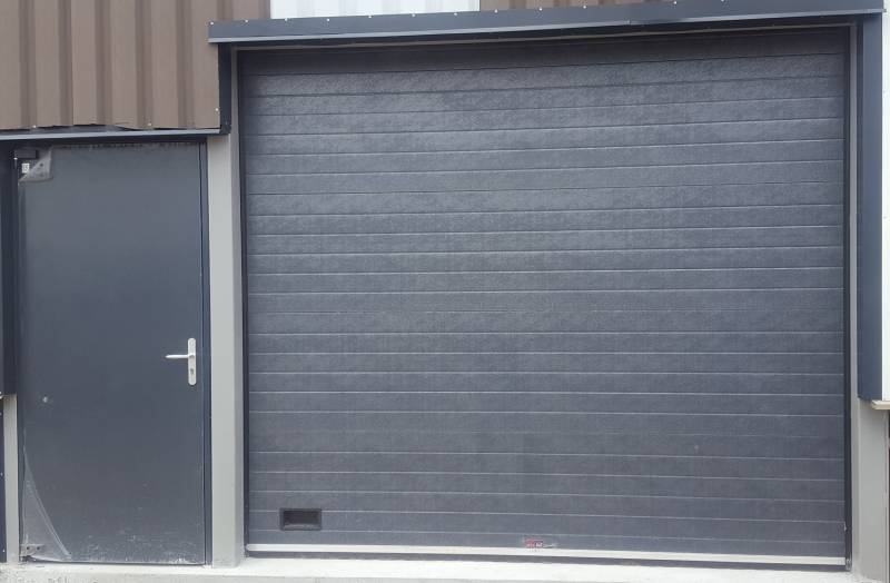 Fabrication et pose de portes sur mesure pour un entrepôt à Villefranche sur Saôn