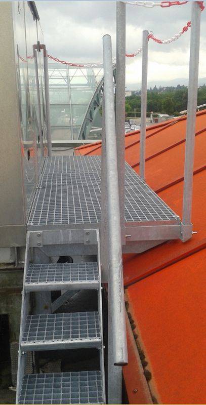 Fabrication et pose d'un escalier de toiture sur mesure à Lyon