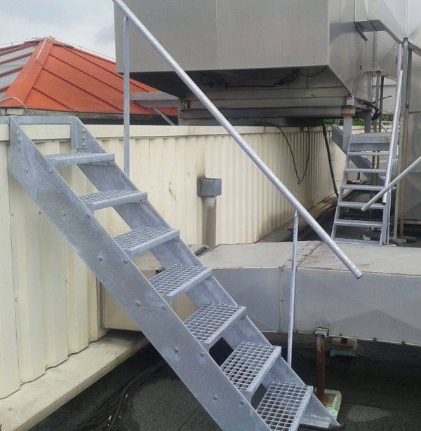 Fabrication et pose d'un escalier de toiture sur mesure à Lyon