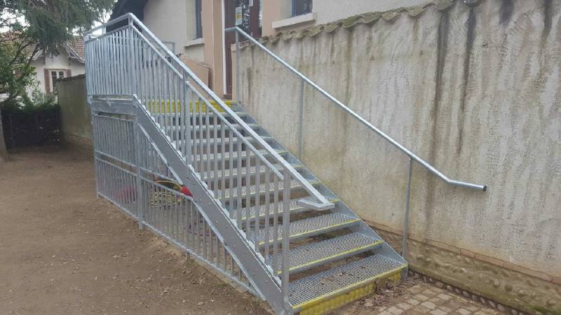 Fabrication et pose d'un escalier métallique extérieur sur mesure à Misérieux