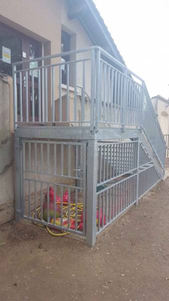 Fabrication et pose d'un escalier métallique extérieur sur mesure à Misérieux