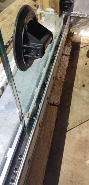 Fabrication sur mesure d'un Garde-corps en verre sur une ossature en bois en plein centre de Lyon