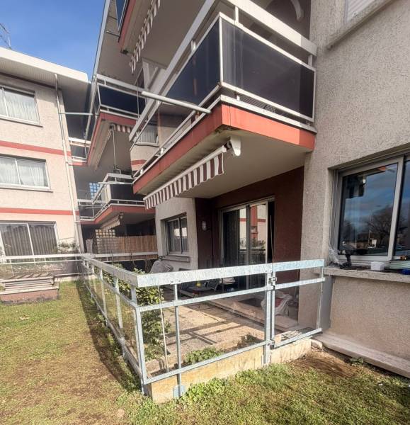 Détail de main courante en tube acier rectangulaire proche de l’existant – métallerie haut de gamme Rhône-Alpes