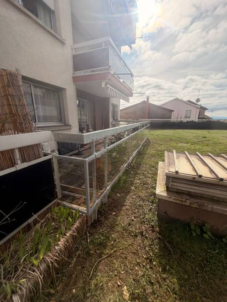 Garde-corps acier et verre parfaitement intégré dans un ensemble architectural existant