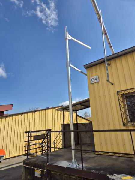 Structure acier industrielle avec platine renforcée et fixation murale sécurisée