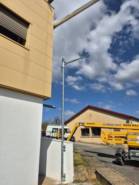 Poteaux métalliques galvanisés sur mesure fabriqués par artisan métallier près de Lyon