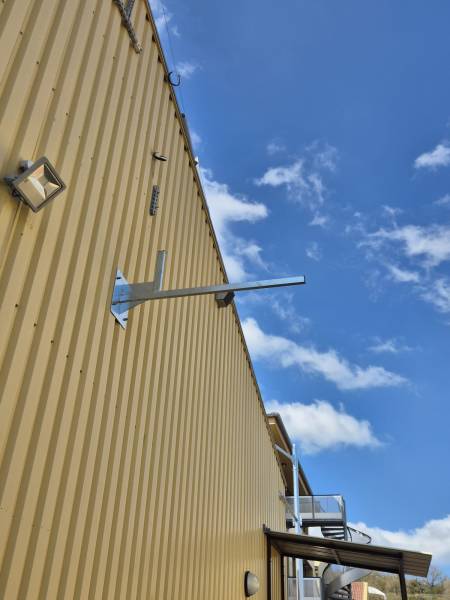 Détail de poteau acier galvanisé avec gousset et platine sur chantier