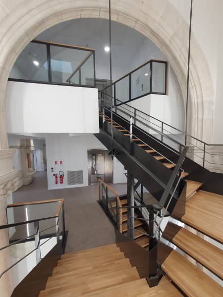 Fabrication d'un escalier intérieur métallique pour une maison médicale à Claveisolles