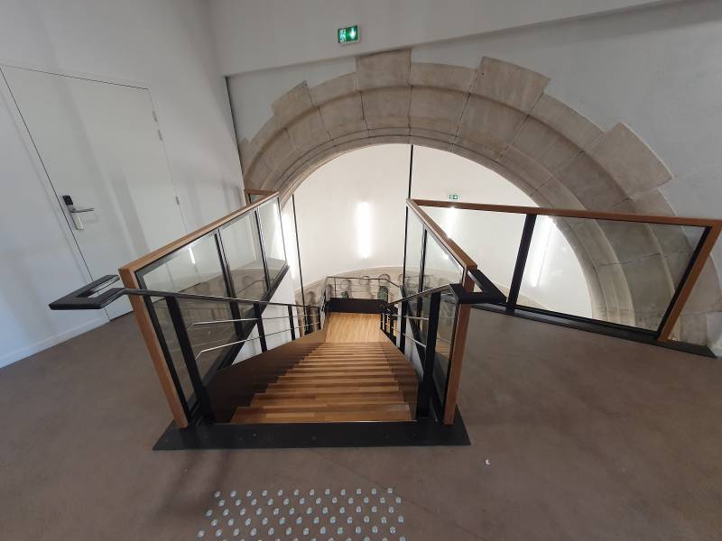 Fabrication d'un escalier intérieur métallique pour une maison médicale à Claveisolles
